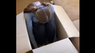 OnlyFans – cremedelapeach – Box Surprise with Sex Tape